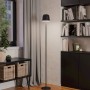 Schwarze EGLO LED Akku Stehlampe MANNERA-L mit Touchdimmer und IP54 im Wohnraum.