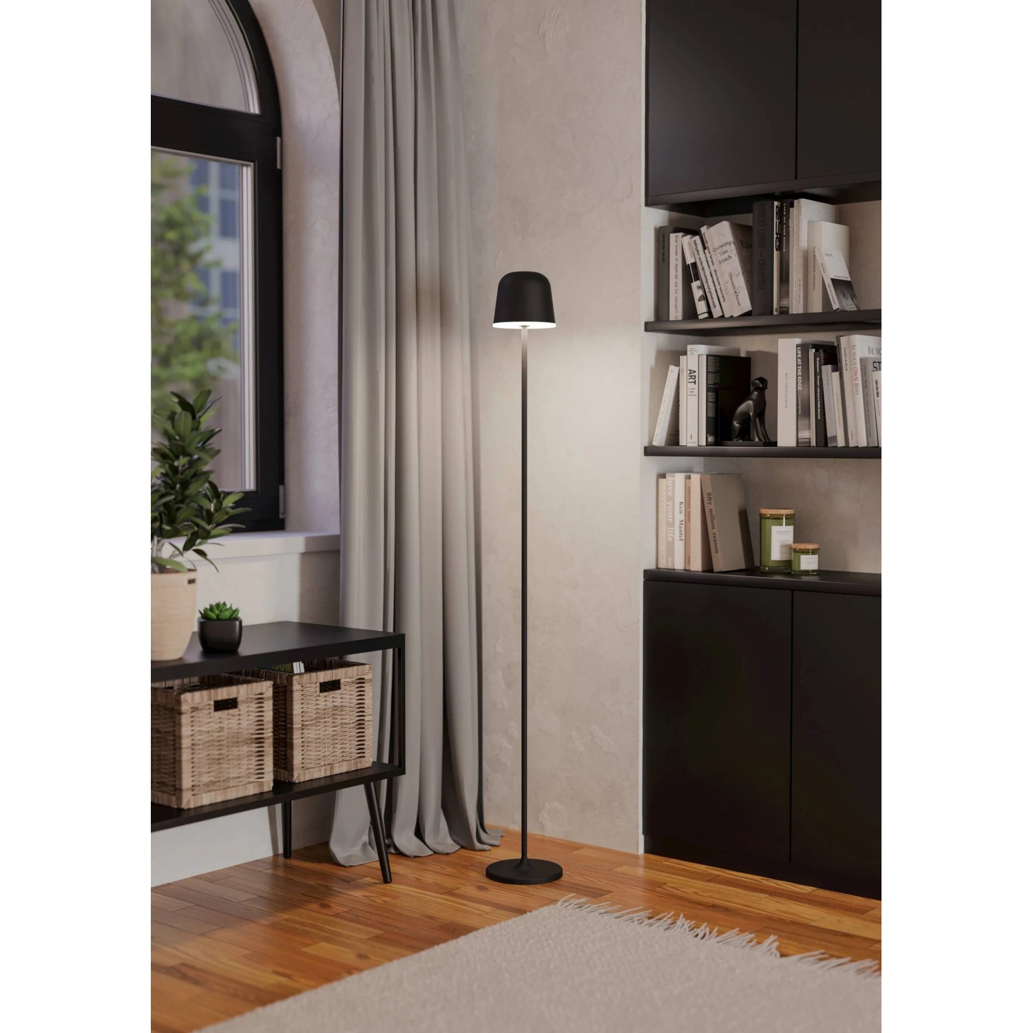 Schwarze EGLO LED Akku Stehlampe MANNERA-L mit Touchdimmer und IP54 im Wohnraum.