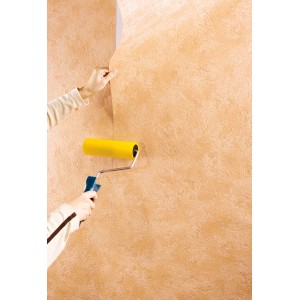 Anwender drückt Tapete mit LUX Tapetennahtroller (18cm) an. Tapezierwerkzeug mit Moosgummiwalze.