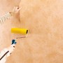Anwender drückt Tapete mit LUX Tapetennahtroller (18cm) an. Tapezierwerkzeug mit Moosgummiwalze.