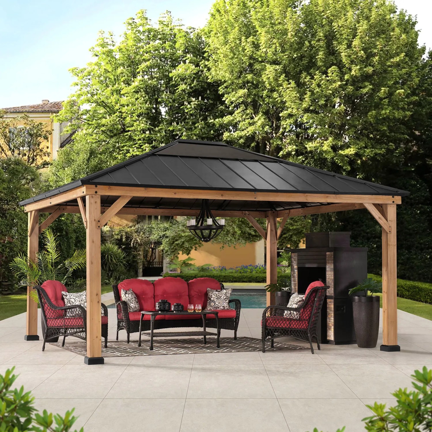 Sunjoy Gazebo Ernir aus Zedernholz, 393x452cm, anthrazitfarbener Pavillon mit Möbeln im Garten.