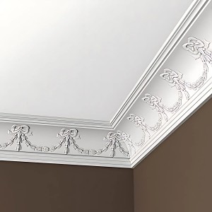 Flexible, weiße PROFHOME Eckleiste aus Polyurethan mit Neo-Empire Design an Decke montiert.