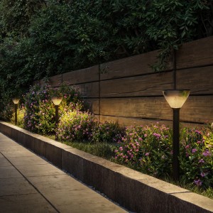 Anthrazitfarbene LED-Sockelleuchte Arbour, 40 cm, beleuchtet Gartenweg und Blumenbeete warmweiß.