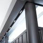 Detailansicht: Biohort HighLine Gerätehaus in Silber-Metallic, Oberlichter und Stahlkonstruktion.