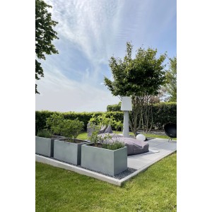Graue Vivanno Pflanzkübel Maxi in Betonoptik (80x40x40 cm) im Garten.