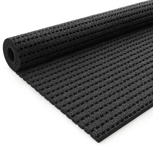 Anthrazitfarbene Floordirekt Antirutsch Sicherheitsmatte, gerollt, mit perforierter, rutschfester PVC-Granulat-Oberfläche.