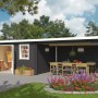 Carbongraues Lasita Gartenhaus Reno mit Anbau und geöffneten Türen, umgeben von Grün.