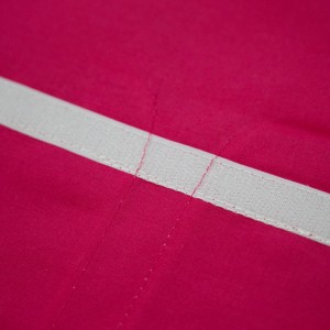 Detailaufnahme: Pinke Homestyle4u Betttasche mit weißem Klettband für Hochbetten.