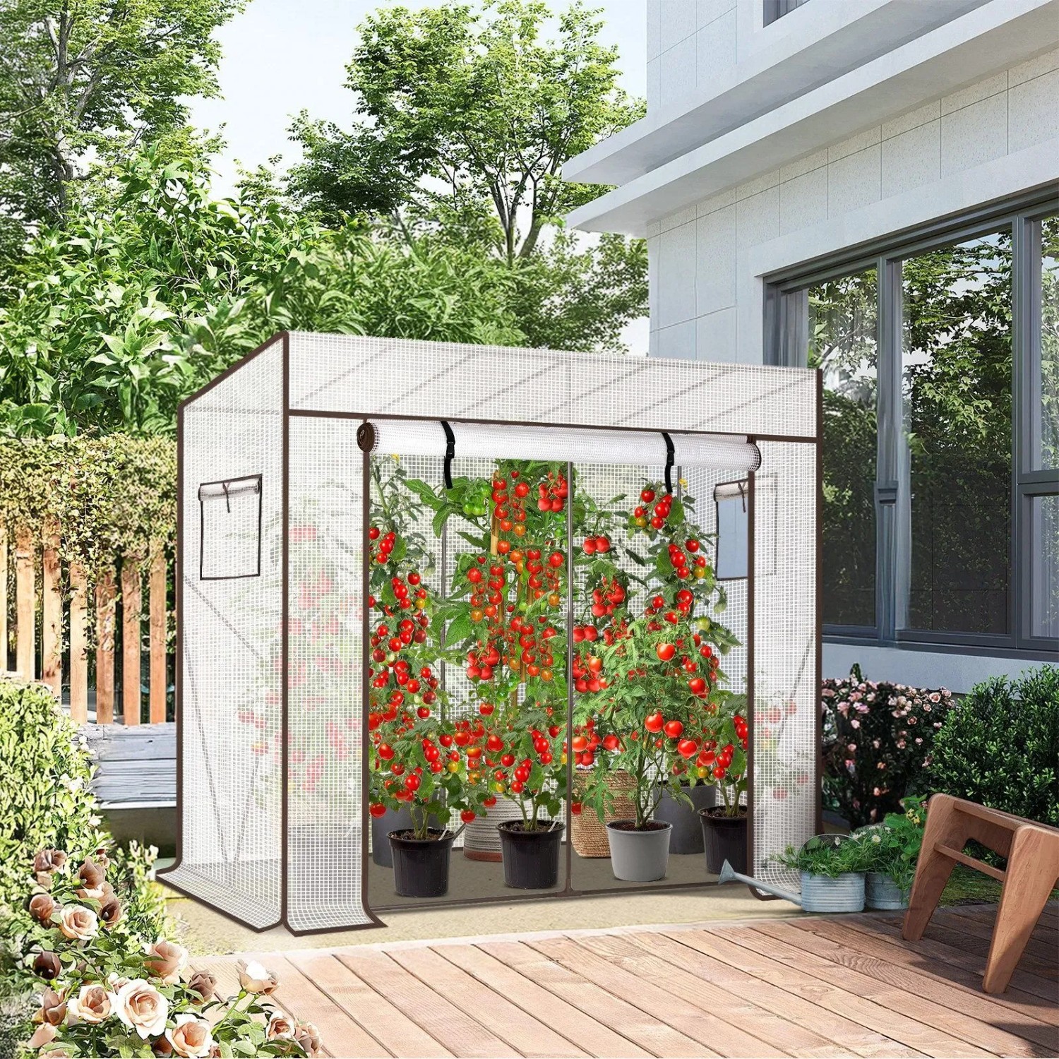 Weißes Foliengewächshaus mit Tomatenpflanzen auf Terrasse. Rolltür, Fenster, stabil für Garten & Balkon.