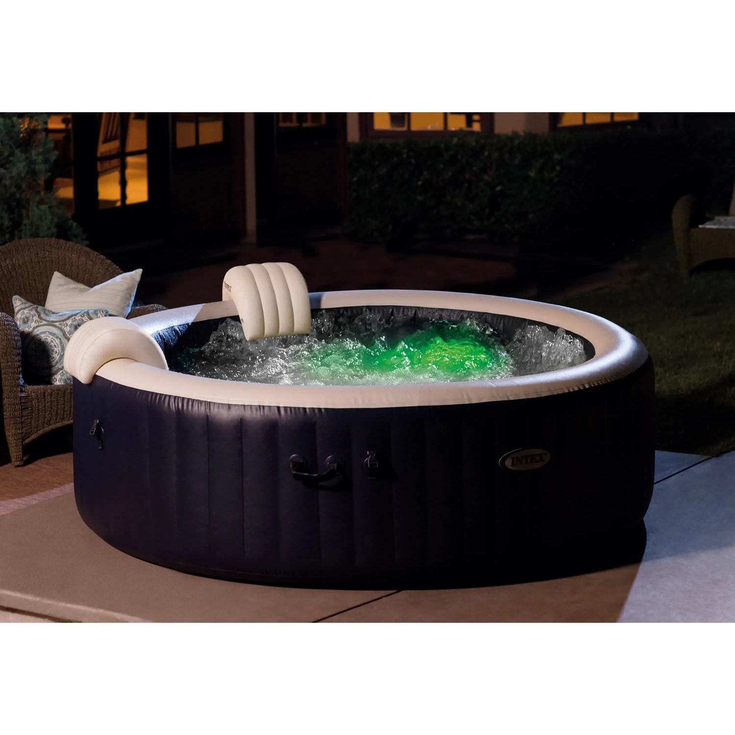 Intex PureSpa Plus aufblasbarer Whirlpool mit LED-Beleuchtung und Kopfstütze.