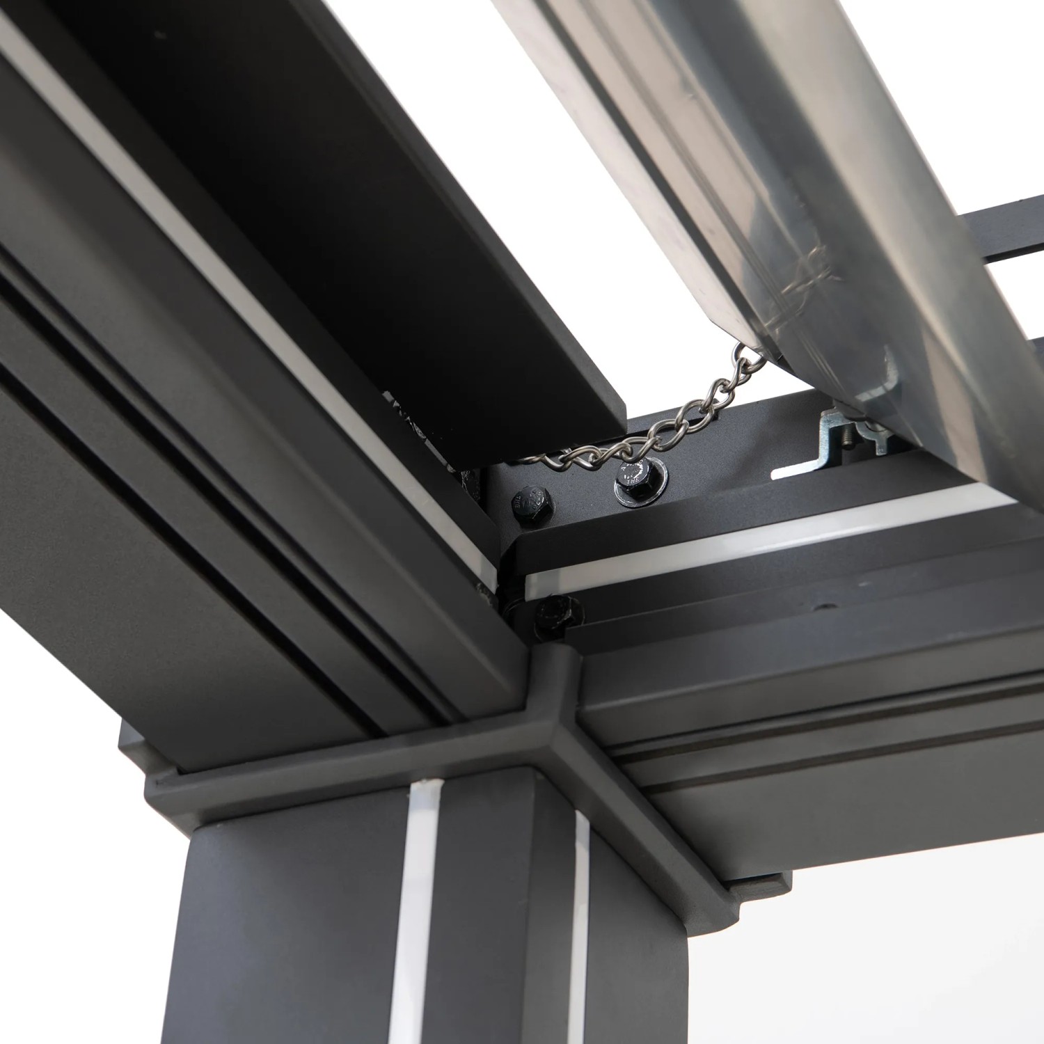 Detailansicht der anthrazitfarbenen Sunjoy Multi-Pergola Matterhorn (306x306 cm) mit Lamellen und Eckverbindung.