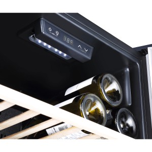 Innenansicht PKM Weintemperierschrank WKS52-2 Silber mit LED-Beleuchtung und Weinflaschen.