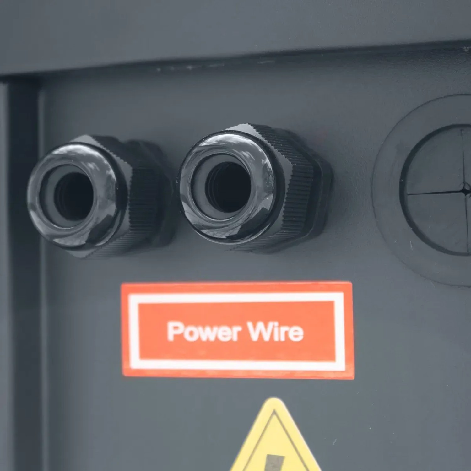 Detailaufnahme: Stromanschluss der Evolution Full Inverter Wärmepumpe Highline.