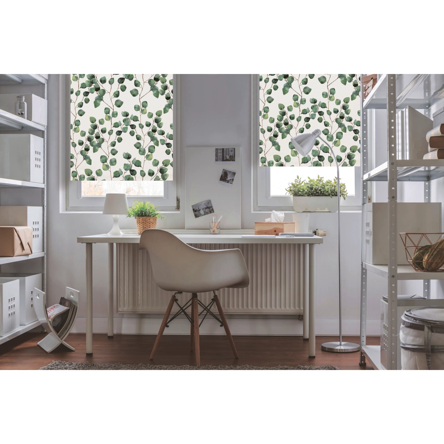 Gardinia EasyFix Rollo Isabella, 50x150 cm, weiß mit Eukalyptus-Muster im Arbeitszimmer.