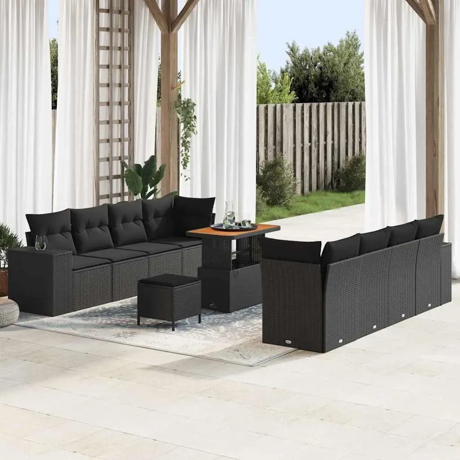 Schwarzes 11-teiliges vidaXL Garten-Sofa-Set aus Poly Rattan mit Tisch und Hockern.