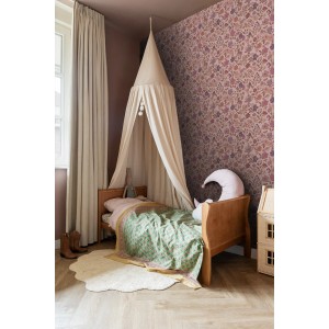 Kinderzimmer mit ESTAhome Vliestapete Blumen in Dunkelviolett und Rosa.