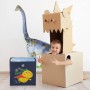Bunte Relaxdays Aufbewahrungsboxen für Kinder (4er Set) mit Dinosaurier-Motiven und Kind im Dino-Kostüm.