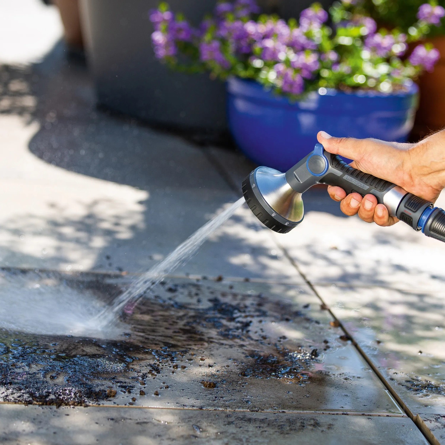 LUX Multifunktionsbrause mit 10 Strahlvarianten im Einsatz zur Reinigung einer Terrasse.