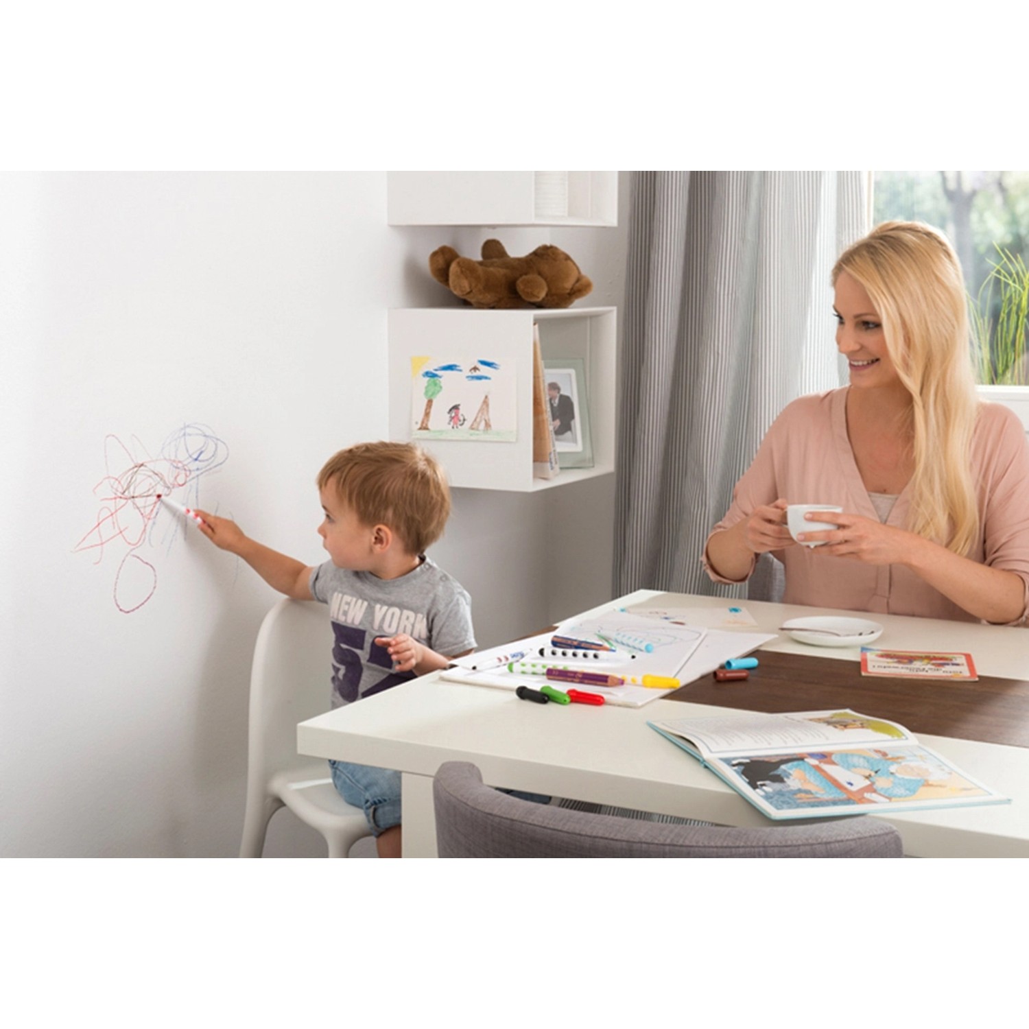 Kind bemalt Wand mit Histor Clean Wandfarbe, die leicht zu reinigen ist.