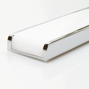 Nahaufnahme: Kalb Aurinko LED Badleuchte, Chrom, 60cm. Spiegellampe mit warmweißem Licht.