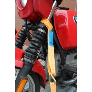 Motorrad mit orangefarbenen TRUTZHOLM Spanngurten und Gurtschlaufen zur Ladungssicherung.
