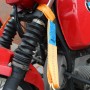 Motorrad mit orangefarbenen TRUTZHOLM Spanngurten und Gurtschlaufen zur Ladungssicherung.