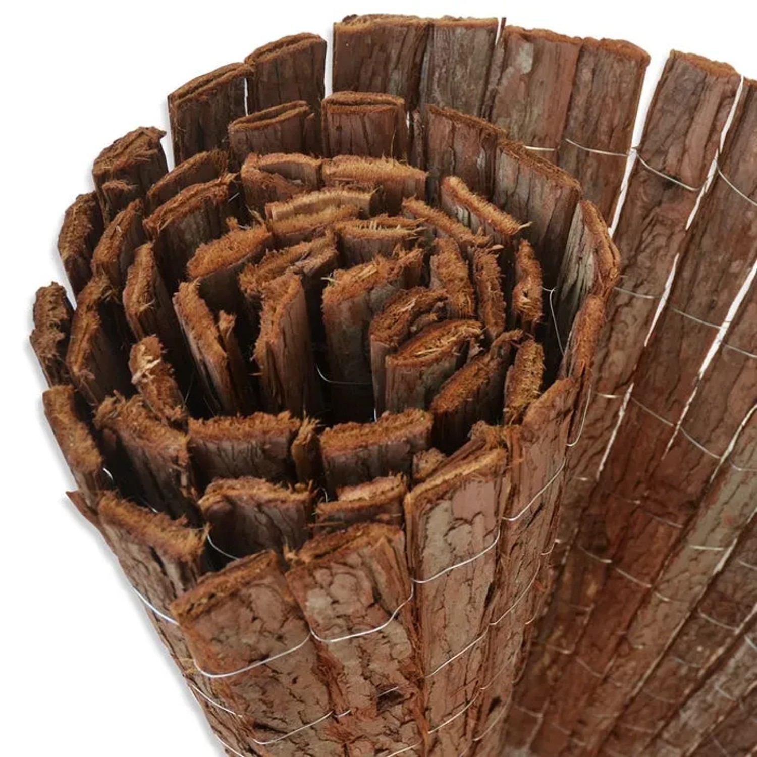 Aufgerollte KARAT Baumrindenmatte 150x300cm als natürlicher Sichtschutz für Balkon und Garten.