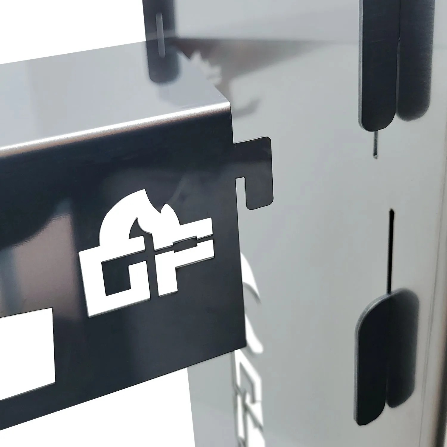 Detailansicht des Grillpeter Mangal Ruslan Deluxe Holzkohlegrills aus Edelstahl mit Logo und Haken.