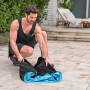 Mann bereitet Bestway LAY-Z-SPA Eisbad Glacial Zen (Ø 86cm) vor. Aufblasbarer, tragbarer Whirlpool mit Filterpumpe.