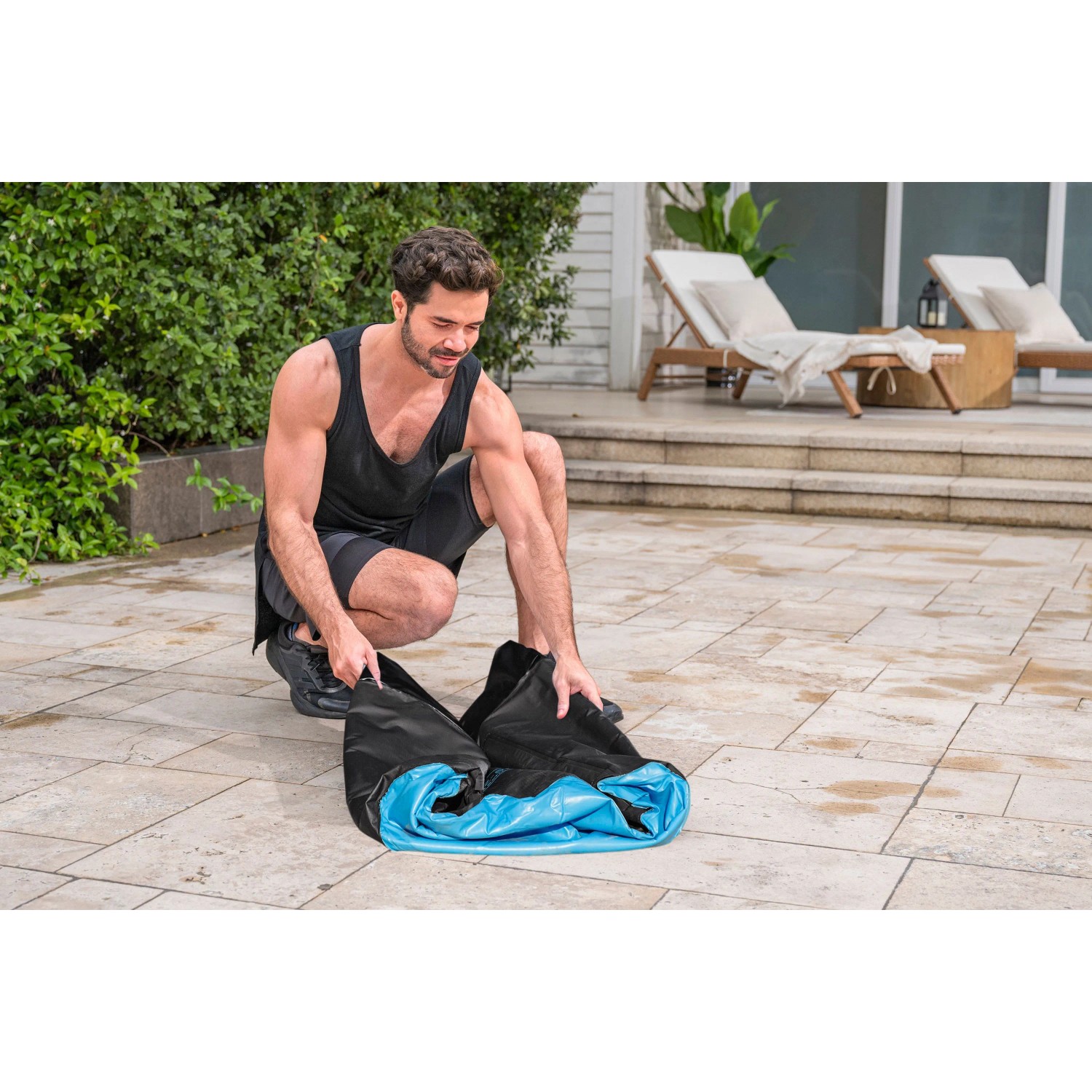 Mann bereitet Bestway LAY-Z-SPA Eisbad Glacial Zen (Ø 86cm) vor. Aufblasbarer, tragbarer Whirlpool mit Filterpumpe.