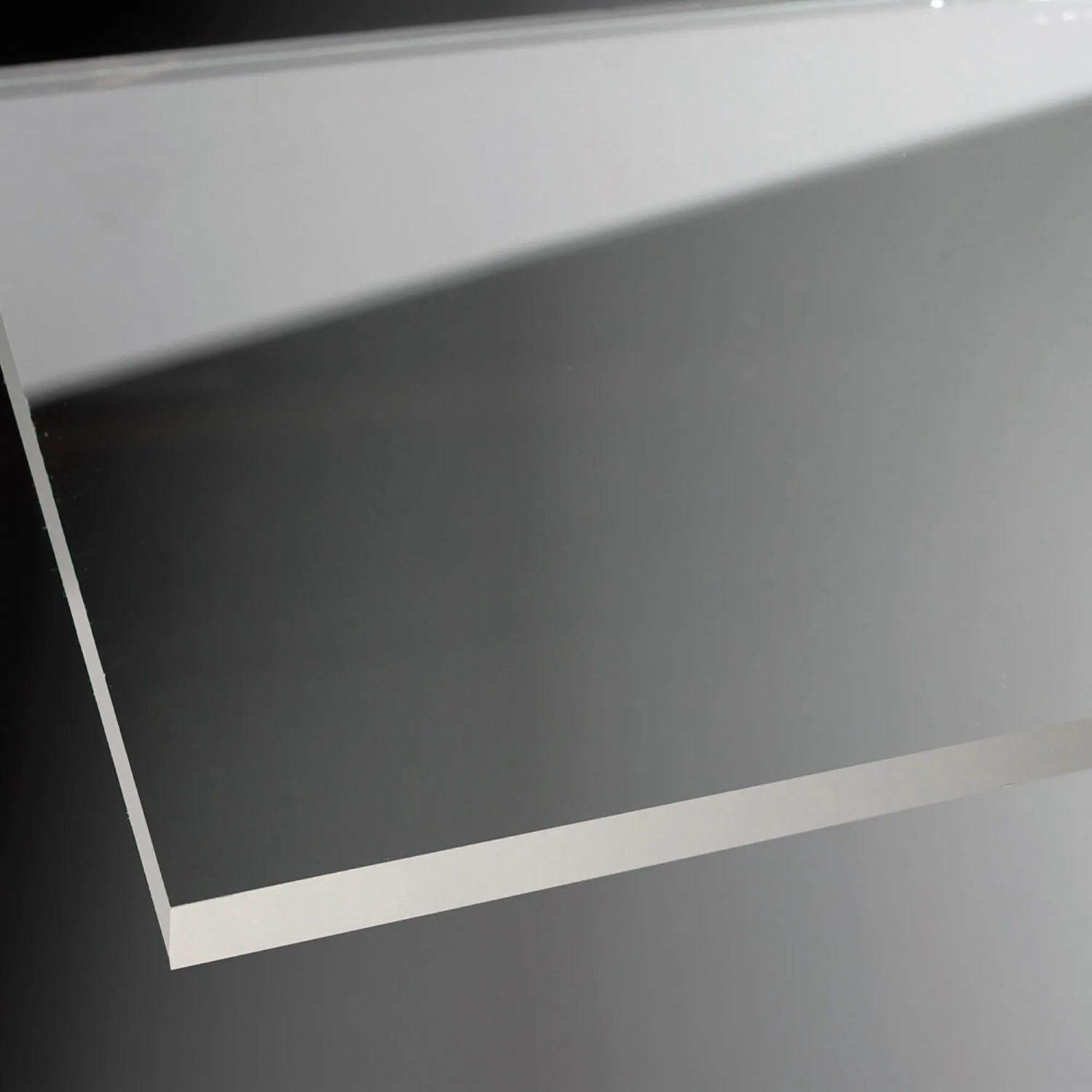 Detailaufnahme: Klarglas-Scheibe der Breuer Panorama Schiebetür für Dusche, 120 cm breit.