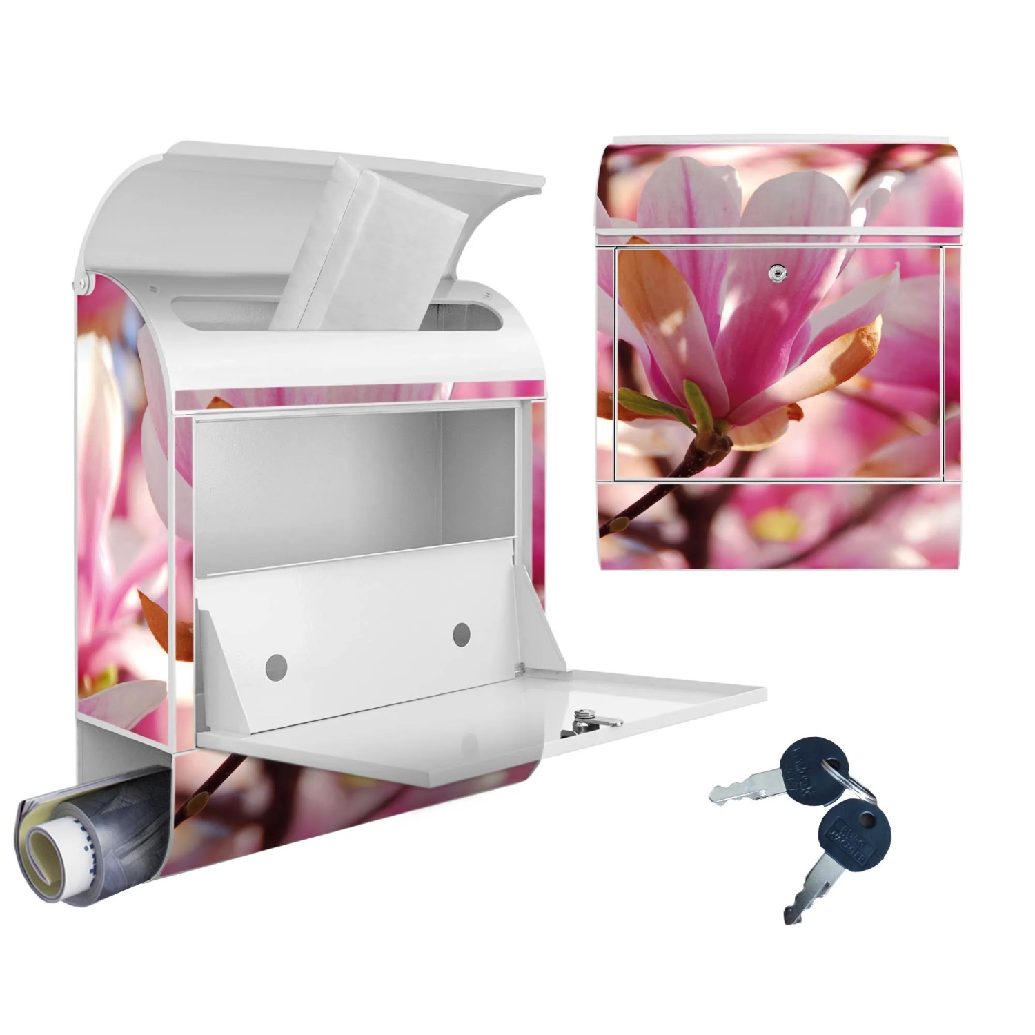 Weißer Design Briefkasten mit Magnolien Motiv, Zeitungsfach und zwei Schlüsseln.