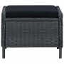 Dunkelgrauer Poly-Rattan Fußhocker mit schwarzem Kissen. Robuster Gartenhocker für entspannte Stunden im Freien.