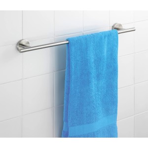 Wenko Badetuchstange Uno Bosio aus Edelstahl mit blauem Handtuch an weißer Wand.