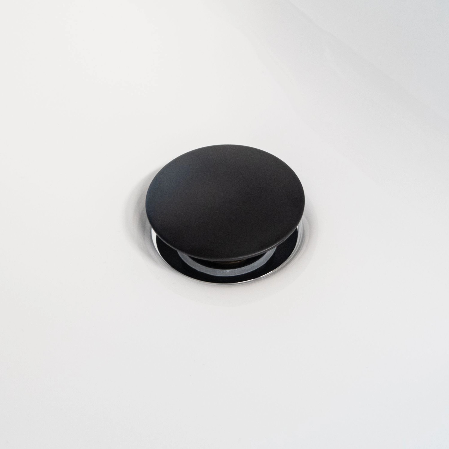 Detailaufnahme Ablaufgarnitur der Schöner Wohnen Waschtischarmatur Kadia, mattschwarz.