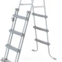 Leiter für Bestway Stahlrahmen Pool, grau, mit vier Stufen und Sicherheitsmechanismus.