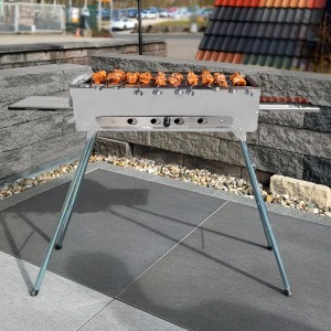 Grillpeter Mangal Astana Grill mit Drehspieß, 11 Spieße und Alumotor. Grillgut auf Spießen.