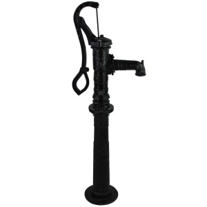 Schwarze TRUTZHOLM Schwengelpumpe aus Gusseisen mit Pumpenständer im Antik Nostalgie Design.
