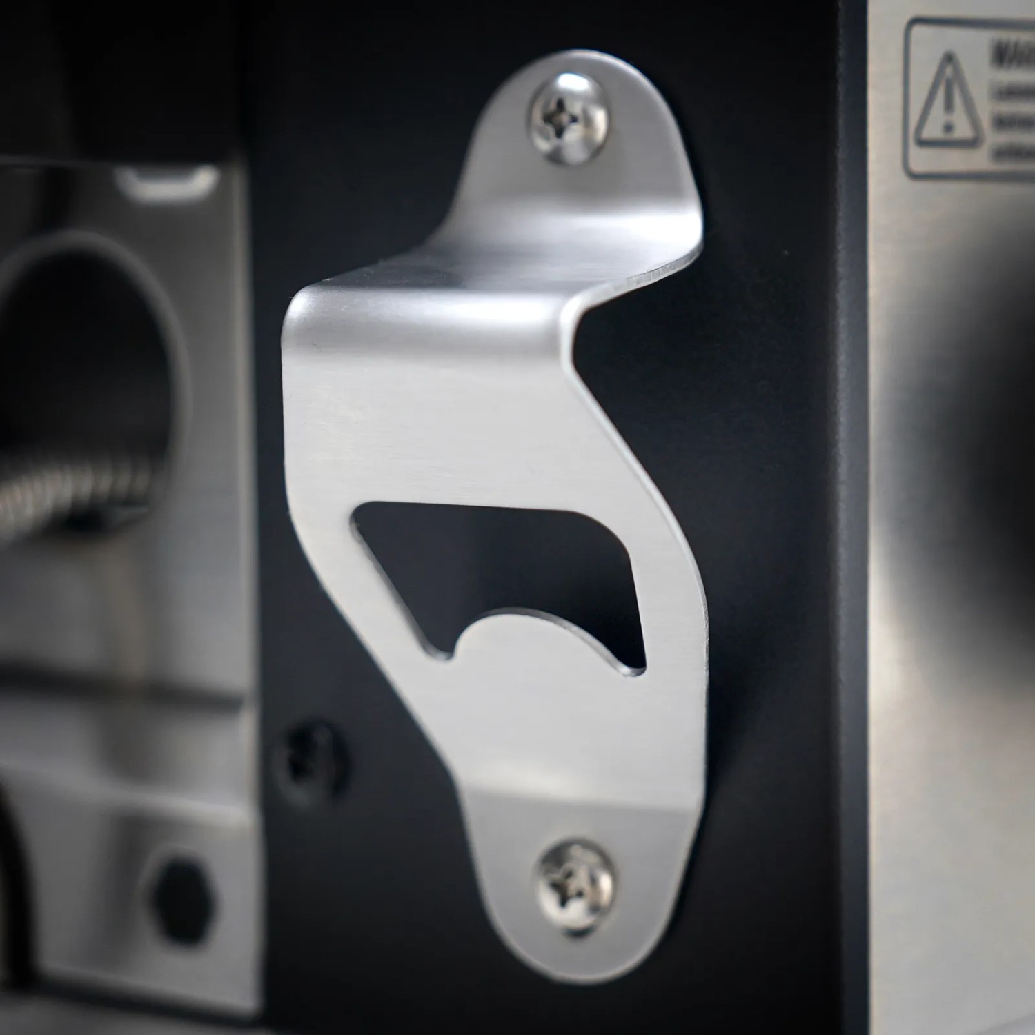 Detailaufnahme: Flaschenöffner am Taino Platinum Yamara 4+2 Gasgrill Set.