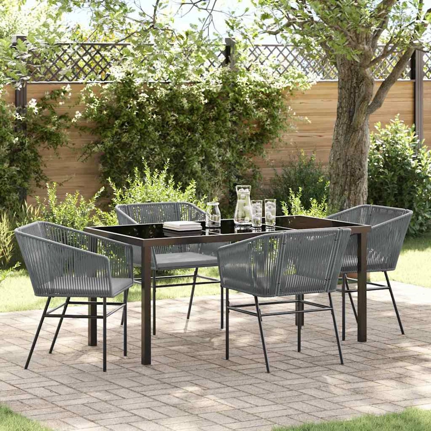 Graues 5-teiliges Garten-Essset aus Poly Rattan mit Tisch und Stühlen mit Kissen.