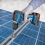 Bosch Professional Akku-Bohrschrauber GSR18V-52 in Blau/Schwarz schraubt in Metallschiene auf Solarpanel. Kompaktes Akkugerät.