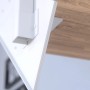 Detailaufnahme: Kos Treppe mit Buchenstufe und weißem Metallgeländer.