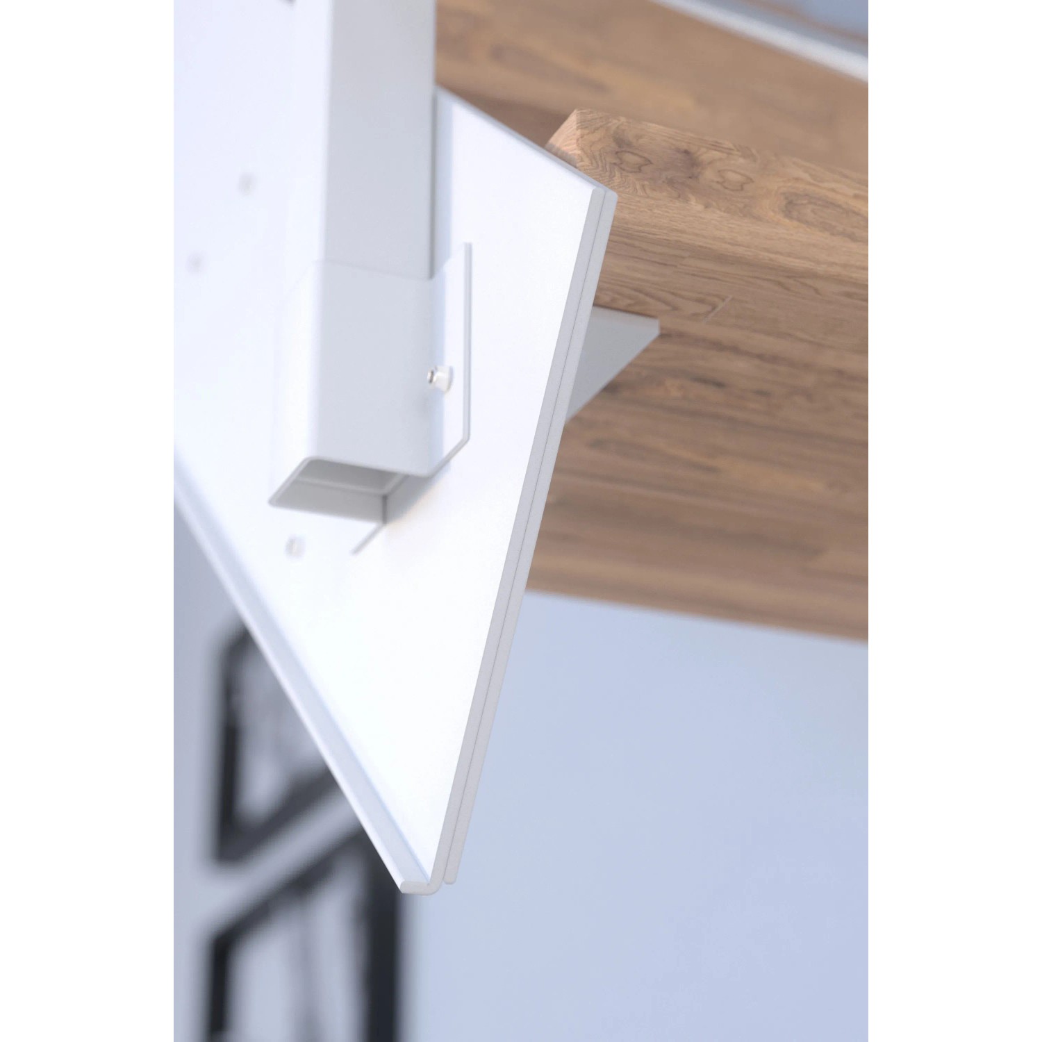 Detailaufnahme: Kos Treppe mit Buchenstufe und weißem Metallgeländer.