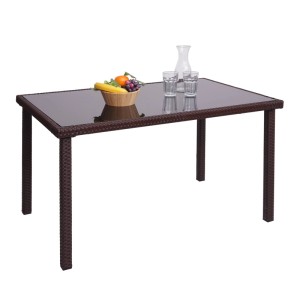 Brauner Poly-Rattan Gartentisch mit rechteckiger Glasplatte, dekoriert mit Obst und Gläsern.