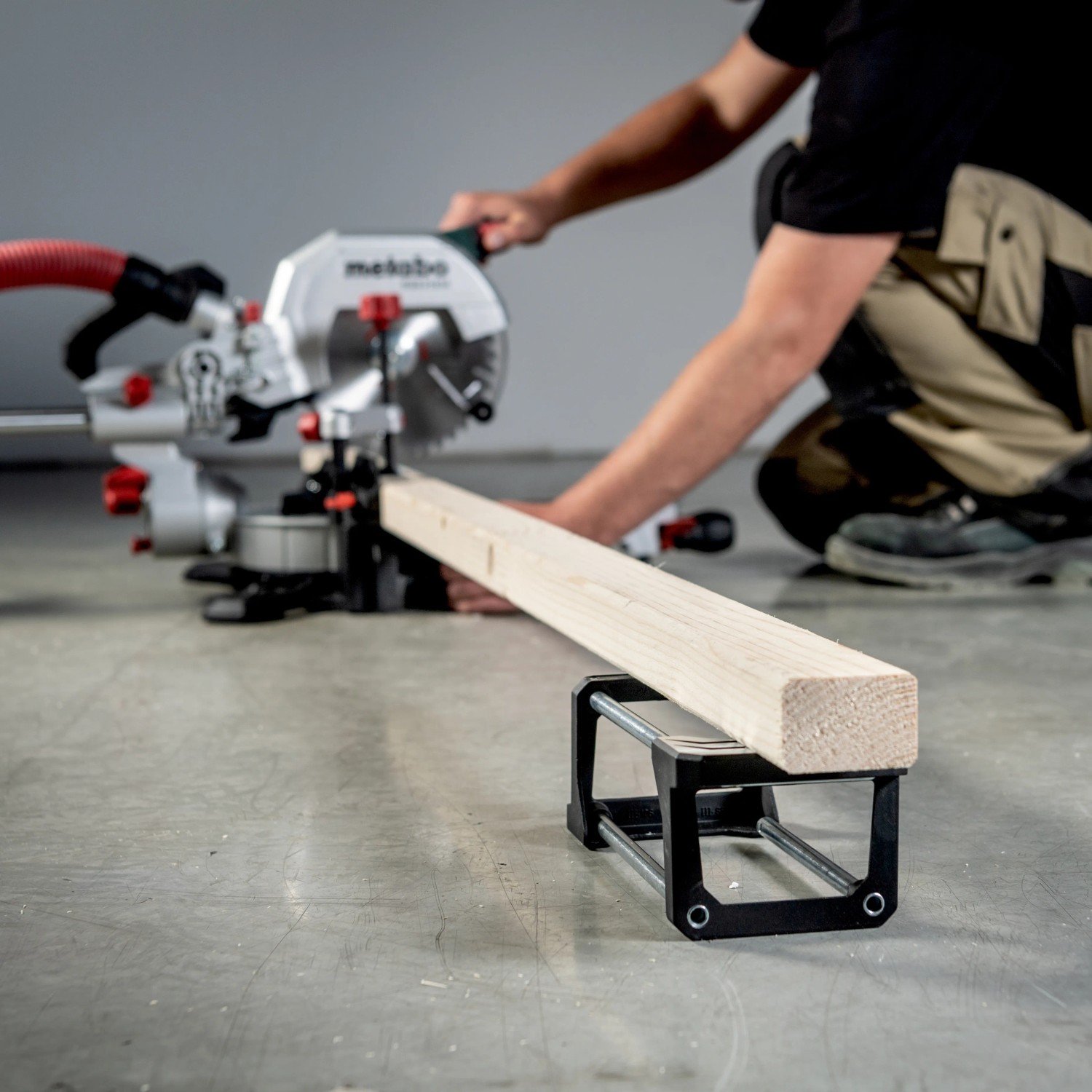 Metabo Kappsäge KGS 216 M Set beim Zuschnitt eines Holzstücks.