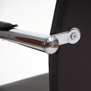 Detailaufnahme: Brauner MCW Esszimmerstuhl Perm mit verchromtem Gestell.