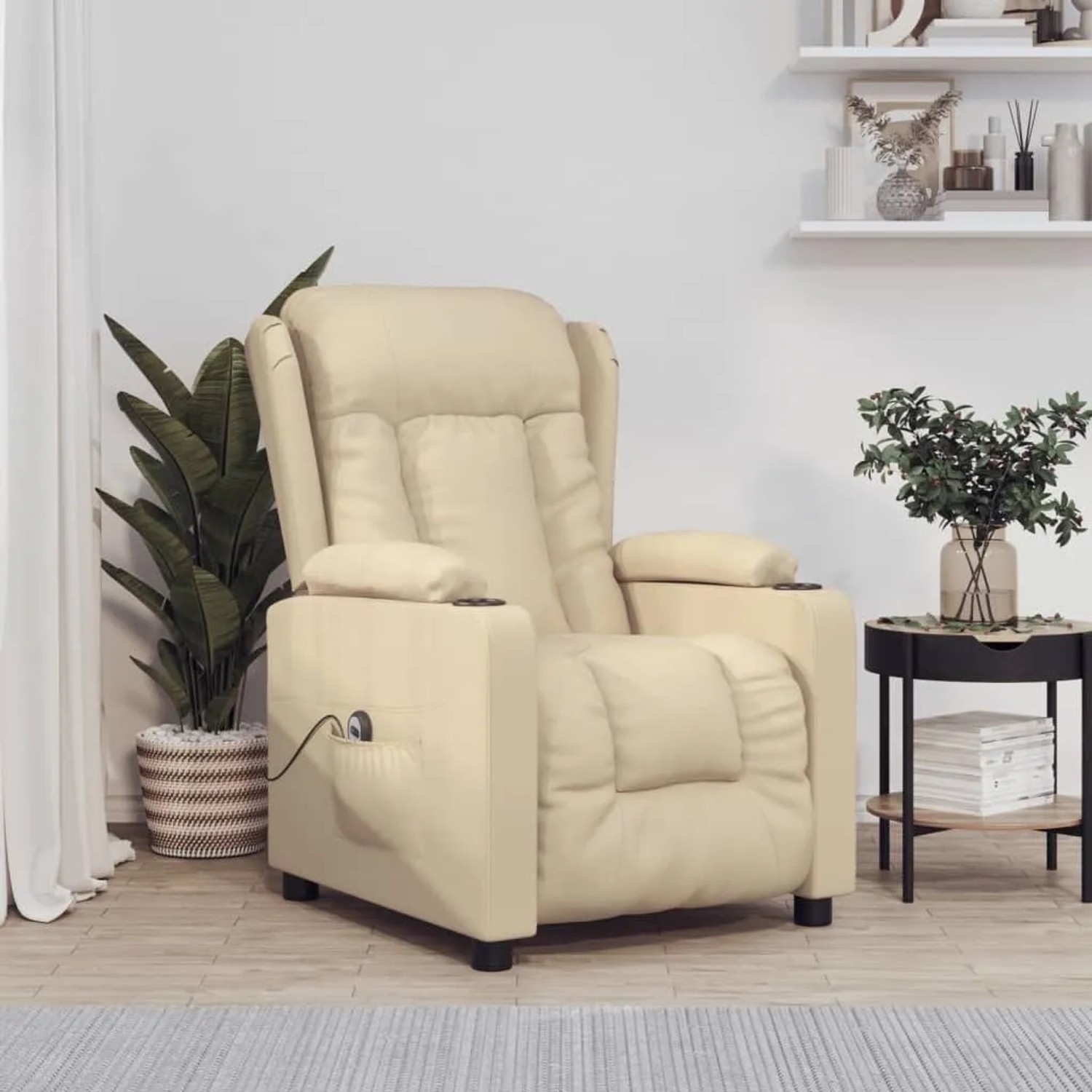 Elektrischer Relaxsessel in Creme aus Stoff mit Liegefunktion und zwei Getränkehaltern im Wohnzimmer.
