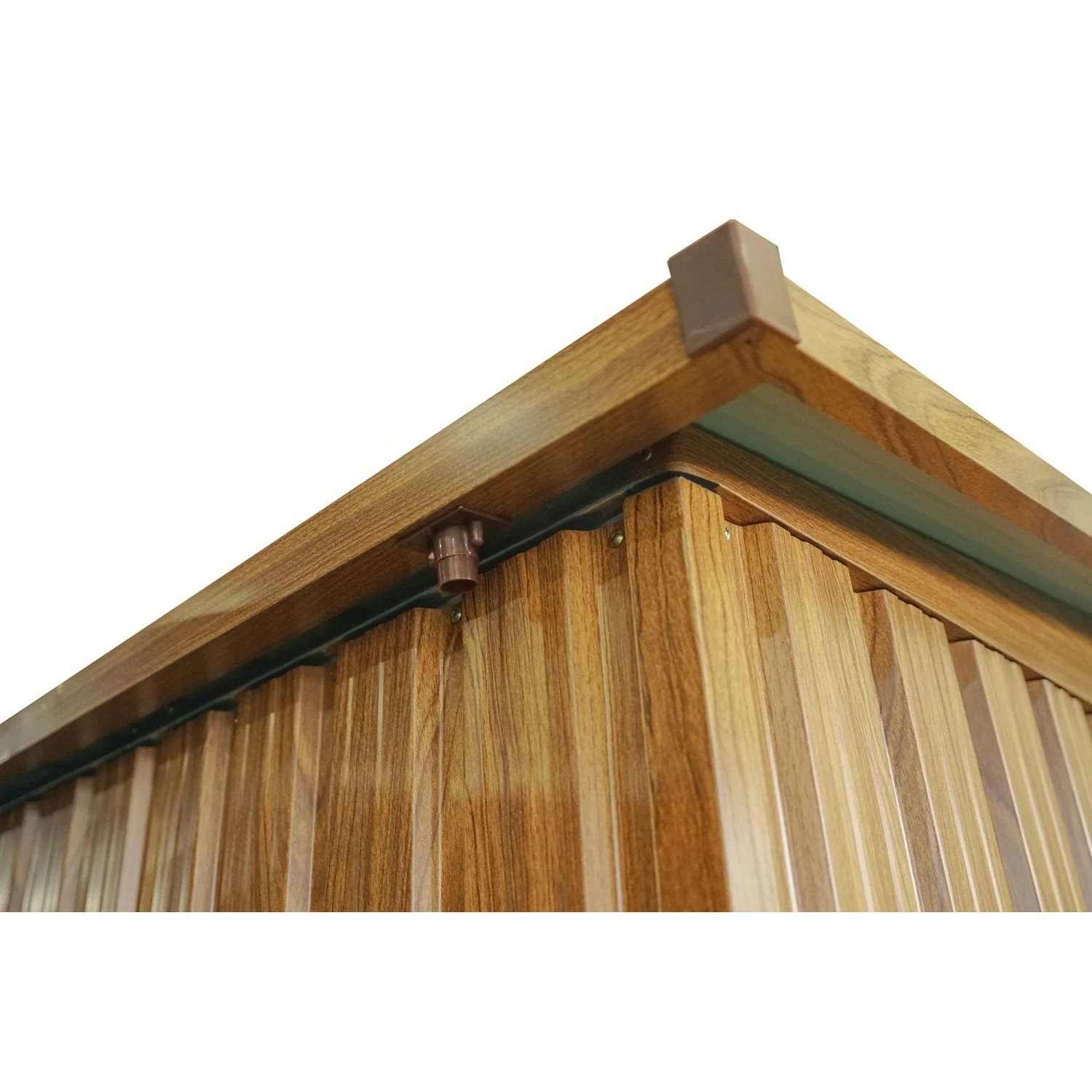 Detailansicht Gerätehaus Lübeck 88 in Holzoptik: Ecke mit braunen Zierleisten und Wandpaneelen.