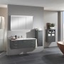 Badezimmer mit Dusch-Nischentür Brava (Sonderanfertigung), Waschtisch, Spiegelschrank und Badewanne.