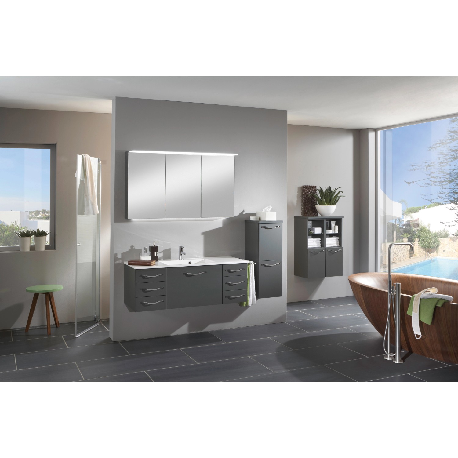 Badezimmer mit Dusch-Nischentür Brava (Sonderanfertigung), Waschtisch, Spiegelschrank und Badewanne.